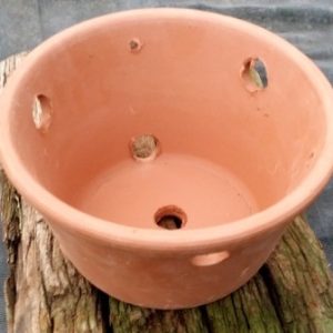 Vaso de barro cônico (21 cm de boca x 11,5 cm de altura)