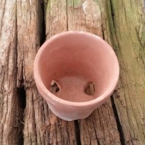 Vaso de barro cônico ( 8 cm de boca x 7,5 cm de altura)