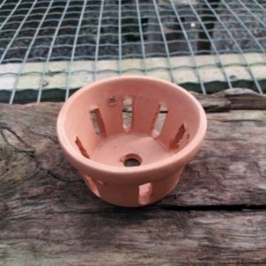 Vaso de barro cônico rasgado (10,5 cm de boca x 6 cm de altura)