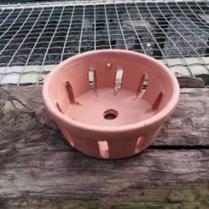 Vaso de barro cônico rasgado (14,5 cm de boca x 6 cm de altura)