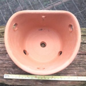 Vaso de parede com furos (16 cm de boca x 9 cm de altura)